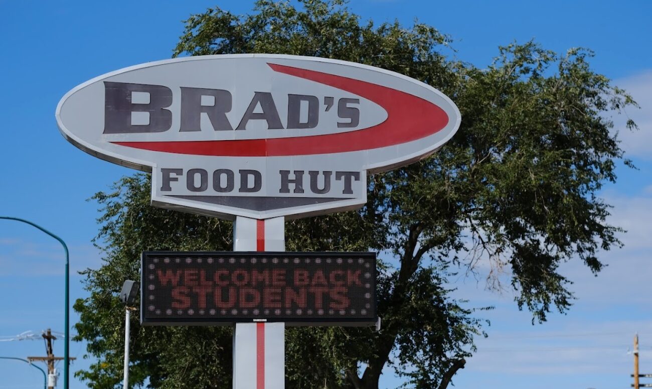 Brad’s Food Hut’s Menu and Prices, Reviews – Impressive Burger Restaurant in Cedar